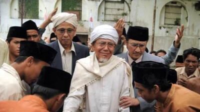 "Mengapa budaya cari muka dan menjilat kerap ditemui di lingkungan kerja dan sosial masyarakat Indonesia? Temukan analisis akar budaya dan psikologisnya di sini."