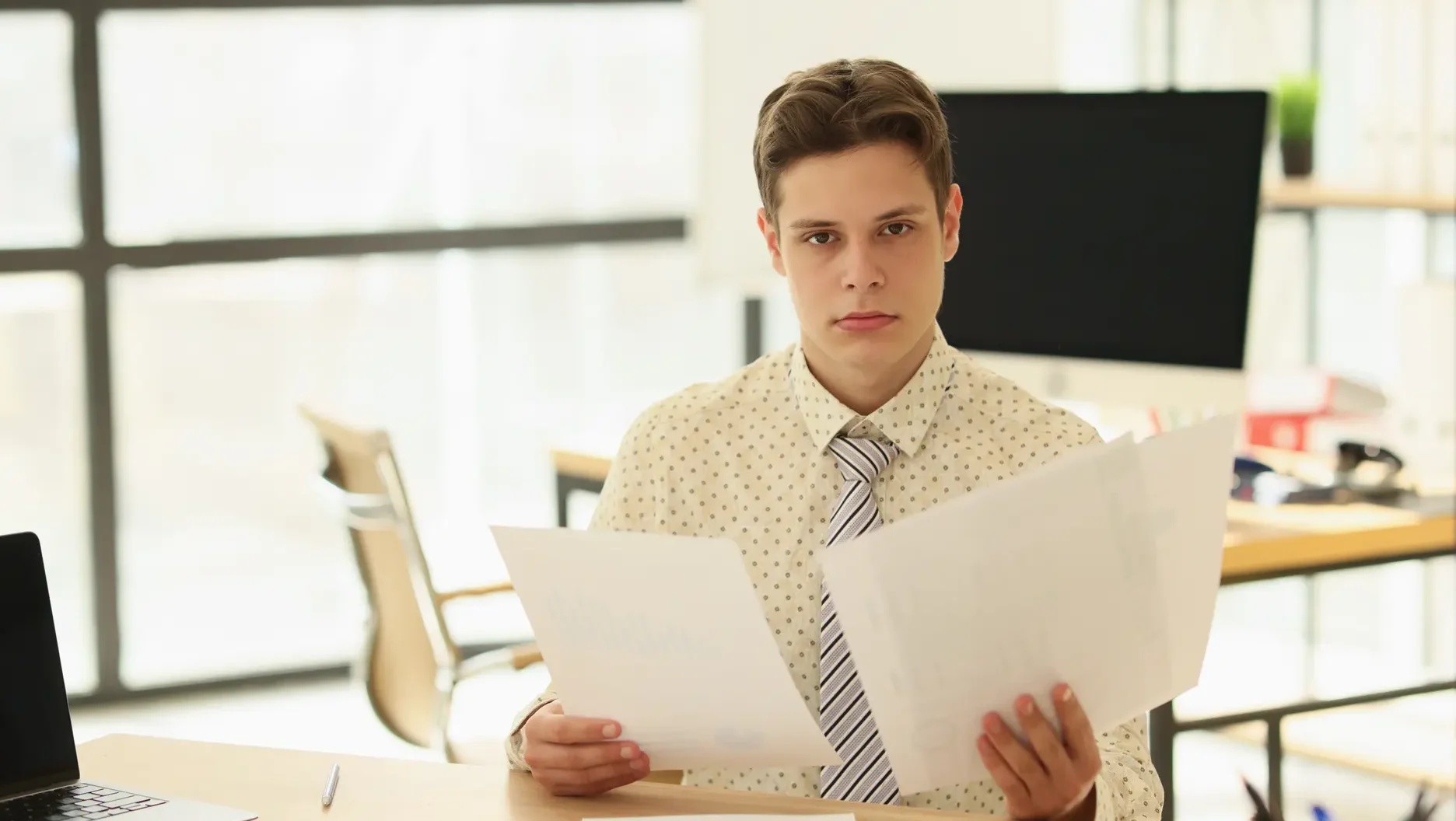 "Bukan karena malas, ini 6 alasan logis kenapa karyawan Gen Z menolak promosi jabatan. Mulai dari gaji yang tak sebanding hingga menghindari politik kantor toksik."