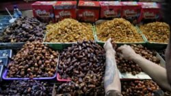 "Mengapa kurma selalu menjadi menu wajib saat buka puasa? Simak alasan tradisi dan manfaat medis kurma sebagai pengembali energi bagi perempuan dan keluarga di bulan Ramadhan."