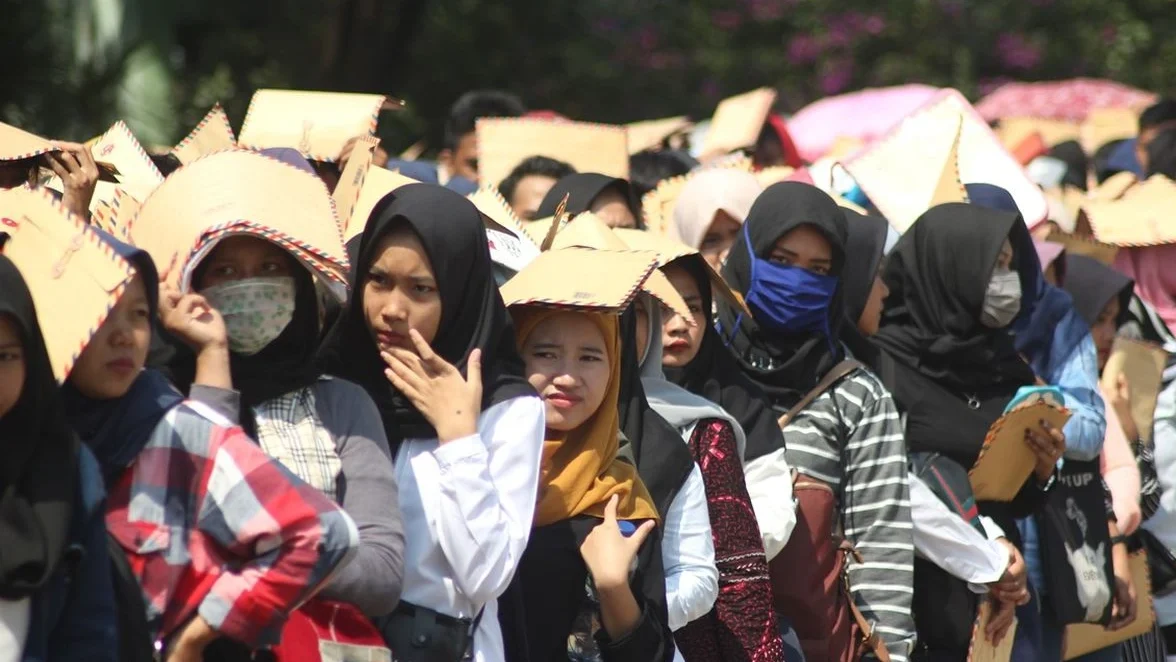 "Mengapa lulusan SMA/SMK seringkali lebih mudah dapat kerja dibanding S1? Simak 5 alasan logisnya, mulai dari struktur pasar kerja hingga fleksibilitas gaji."