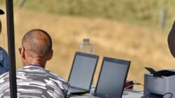 'Ternyata bukan soal anti teknologi, ada alasan psikologis dan fisik mengapa banyak orang lebih memilih kerja di bawah terik matahari dibanding duduk di depan laptop."