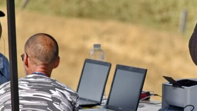 'Ternyata bukan soal anti teknologi, ada alasan psikologis dan fisik mengapa banyak orang lebih memilih kerja di bawah terik matahari dibanding duduk di depan laptop."