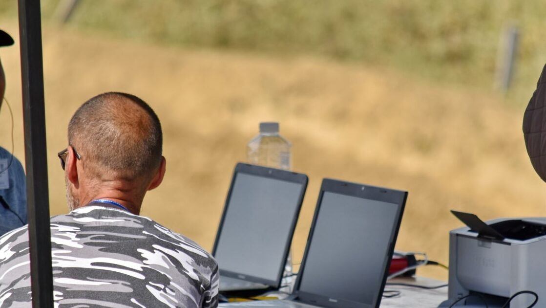 'Ternyata bukan soal anti teknologi, ada alasan psikologis dan fisik mengapa banyak orang lebih memilih kerja di bawah terik matahari dibanding duduk di depan laptop."