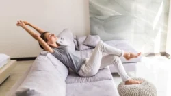 "Bingung mencari waktu tepat untuk istirahat? Temukan alasan psikologis kenapa Sabtu adalah hari terbaik untuk me time dan recharge energi Anda di sini."