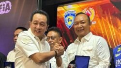 Alexander Wilyo menerima penghargaan Tokoh Olahraga Otomotif Kalbar 2025 dari Ketua IMI Kalbar H. Yuliansyah. (Dok. HO/Faktakalbar.id)