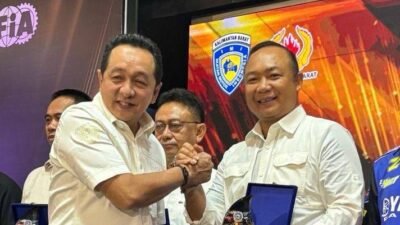 Alexander Wilyo menerima penghargaan Tokoh Olahraga Otomotif Kalbar 2025 dari Ketua IMI Kalbar H. Yuliansyah. (Dok. HO/Faktakalbar.id)