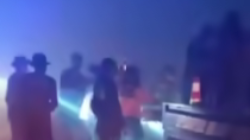 Suasana proses evakuasi warga Desa Galang menggunakan ambulans Puskesmas Sungai Pinyuh akibat sesak napas terpapar asap kebakaran lahan, Minggu (8/2/2026) malam.