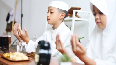 Ilustrasi - Mengajarkan ibadah puasa kepada anak membutuhkan kesabaran dan strategi yang tepat. (Dok. Ist)