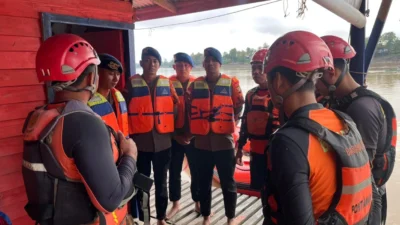 "Tim SAR gabungan masih melakukan pencarian terhadap dua anak yang hilang di Sungai Kapuas, Sintang. Satu korban ditemukan meninggal dunia dan satu lainnya selamat."
