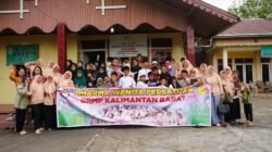 Anggota Dharma Wanita Persatuan (DWP) BBRMP Kalimantan Barat berfoto bersama anak-anak dan pengurus Panti Asuhan Catur Dharma Yatim PEPABRI Pontianak. (Dok. HO/Faktakalbar.id)