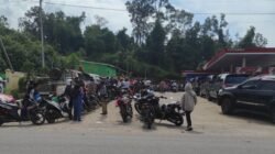 Antrean panjang kendaraan bermotor di salah satu SPBU wilayah Sintang akibat kelangkaan stok Pertalite dan Pertamax yang disebabkan terhambatnya distribusi