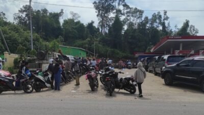 Antrean panjang kendaraan bermotor di salah satu SPBU wilayah Sintang akibat kelangkaan stok Pertalite dan Pertamax yang disebabkan terhambatnya distribusi