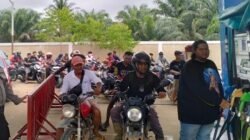 Kepadatan kendaraan di SPBU Jalan Adi Sucipto, Belitang Hilir, Kabupaten Sekadau saat bulan Ramadan, di mana pihak kepolisian rutin melakukan patroli dan pengaturan lalu lintas.