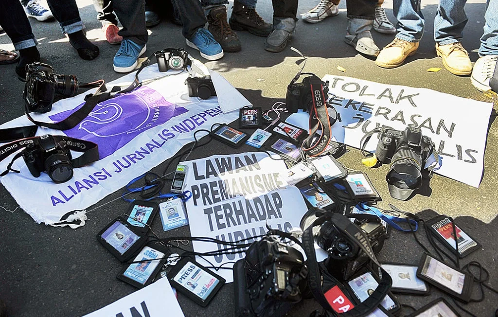 "Profesi jurnalis identik dengan deadline ketat dan breaking news. Apakah mungkin menerapkan slow living di industri media? Simak analisisnya di sini."