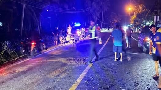 Aparat kepolisian tengah mengamankan lokasi dan mengatur lalu lintas usai terjadinya kecelakaan lalu lintas antara truk tangki BBM dan sepeda motor di Senggiring, Mempawah, Rabu (25/2/2026) dini hari.