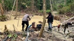 Personel gabungan dari Polsek Tayan Hulu, TNI, dan pihak Kecamatan saat melaksanakan penertiban dan pemberian imbauan larangan aktivitas PETI di Desa Berakak, Kamis (12/2/2026). (Dok. Polres Sanggau)