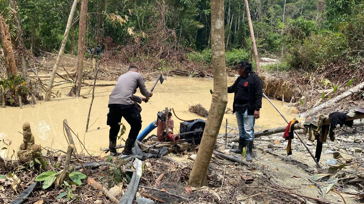 Personel gabungan dari Polsek Tayan Hulu, TNI, dan pihak Kecamatan saat melaksanakan penertiban dan pemberian imbauan larangan aktivitas PETI di Desa Berakak, Kamis (12/2/2026). (Dok. Polres Sanggau)