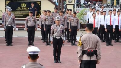 Wakapolres Sanggau, KOMPOL Radian Andy Pratomo, saat memimpin Apel Gelar Pasukan Operasi Keselamatan Kapuas 2026 yang diikuti personel gabungan TNI-Polri dan instansi terkait di Halaman Polres Sanggau, Senin (2/2/2026).