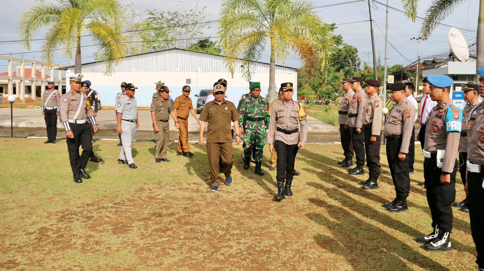 Wakapolres Singkawang, Kompol Riko Syafutra (kanan depan), didampingi pejabat instansi terkait melakukan pemeriksaan barisan pasukan saat Apel Gelar Pasukan Operasi Keselamatan Kapuas 2026. (Dok. HO/Faktakalbar.id)