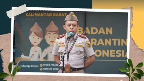 Kepala Balai Karantina Kalimantan Barat, Ferdi, memberikan arahan saat memimpin apel pagi yang diikuti oleh pegawai dan mahasiswa magang di halaman kantor. (Dok. HO/Faktakalbar.id)