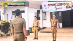 Camat Air Upas, Samson Nopen, sedang memberikan amanat kepada seluruh ASN saat memimpin apel Senin pagi di halaman kantor. (Dok. HO/Faktakalbar.id)