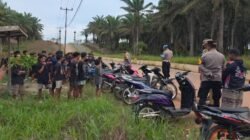 apolsek Manis Mata IPTU Meinardus Yudiansyah beserta jajaran dan Kades Manis Mata saat melakukan penindakan terhadap pengendara motor yang menggunakan knalpot brong.