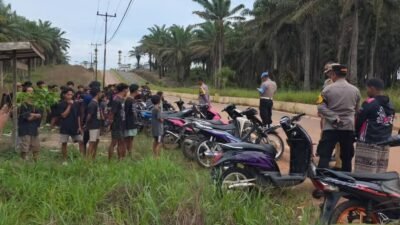 apolsek Manis Mata IPTU Meinardus Yudiansyah beserta jajaran dan Kades Manis Mata saat melakukan penindakan terhadap pengendara motor yang menggunakan knalpot brong.