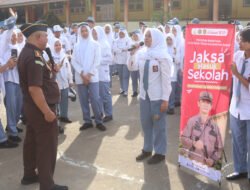 Sambangi SMAN 9 Pontianak, Asintel Kejati Kalbar Ingatkan Bahaya Judi Online Lewat Program Jaksa Masuk Sekolah