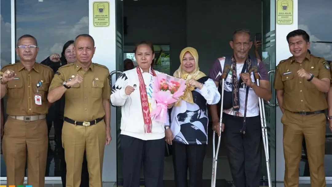 Sekda Ketapang menyambut Cici Juliani, atlet para tenis meja Ketapang peraih emas Paragames Thailand 2025. (Dok. Ist)