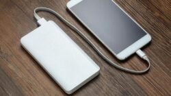 "Pemerintah Jepang resmi melarang penggunaan power bank di kabin pesawat mulai April 2026. Simak aturan detail mengenai pengisian daya dan keselamatan penerbangan terbaru. "
