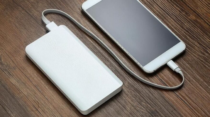 "Pemerintah Jepang resmi melarang penggunaan power bank di kabin pesawat mulai April 2026. Simak aturan detail mengenai pengisian daya dan keselamatan penerbangan terbaru. "