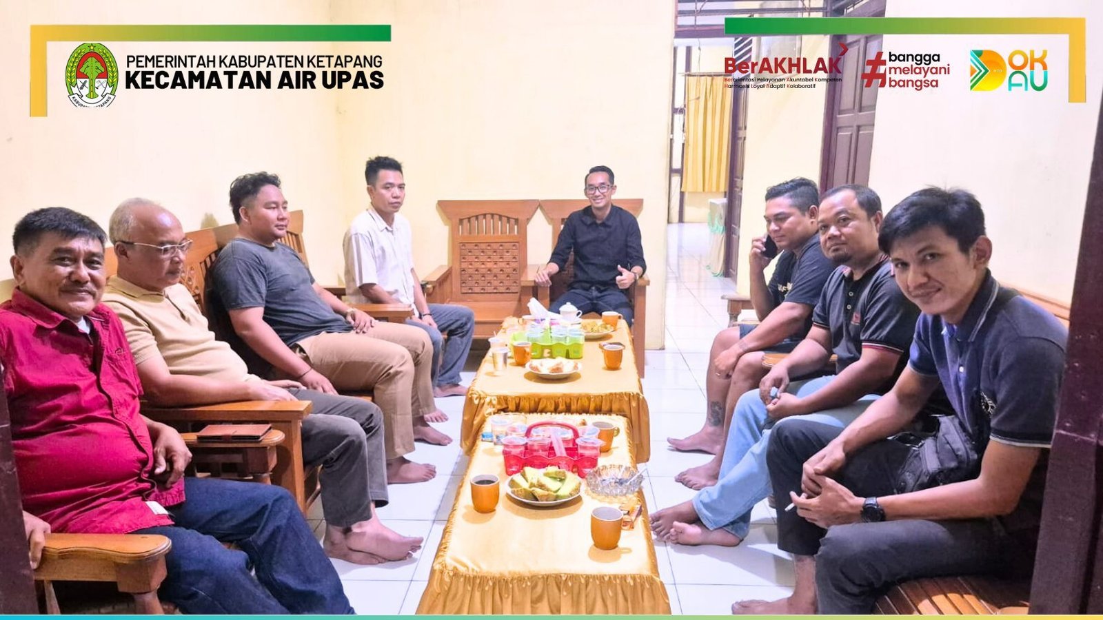 Camat Air Upas sedang berdiskusi santai dengan tokoh masyarakat dan pemuda dari Forum Peduli Air Upas di ruang tamu rumah dinas. (Dok. HO/Faktakalbar.id)