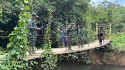 Babinsa Koramil 1209-06/Ledo, Serda Irfan, bersama tim teknis saat melakukan peninjauan medan di titik koordinat rencana pembangunan jembatan gantung yang akan menghubungkan Desa Tapen dan Suti Semarang.