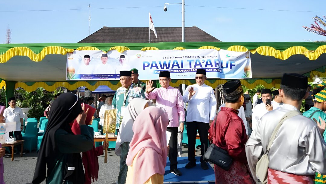Wakil Wali Kota Bahasan melepas ribuan peserta Pawai Taaruf Pontianak. Ia mengajak warga menyambut Ramadan dengan hati bersih dan peduli sosial. (Dok: Pemkot Pontianak)