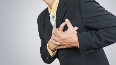 "Jangan abaikan jantung berdebar kencang atau pusing mendadak. Kenali penyebab aritmia pada usia muda, mulai dari gaya hidup hingga gangguan elektrolit."