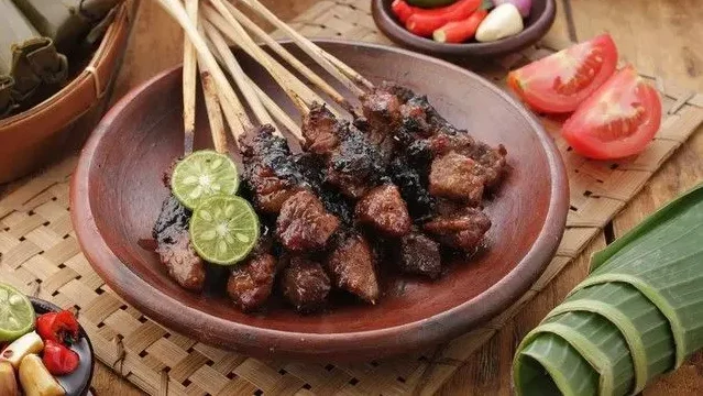 "Benarkah makan durian setelah sate kambing bisa sebabkan stroke? Simak penjelasan Budi Gunadi Sadikin mengenai risiko lonjakan tekanan darah dan tips makannya."