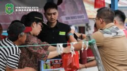 Wali Kota Singkawang Tjhai Chui Mie menyerahkan paket bantuan Imlek kepada warga dalam kegiatan bakti sosial Berbagi Kasih. (Dok. HO/Faktakalbar.id)