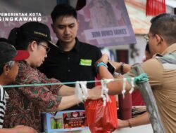 Menebar Sukacita, Tjhai Chui Mie Bagikan Paket Imlek di Singkawang Tengah