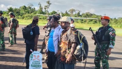 "Bandara Koroway Batu di Boven Digoel dibuka kembali secara bertahap dengan pengawalan ketat TNI-Polri pasca insiden penembakan pilot pesawat perintis."