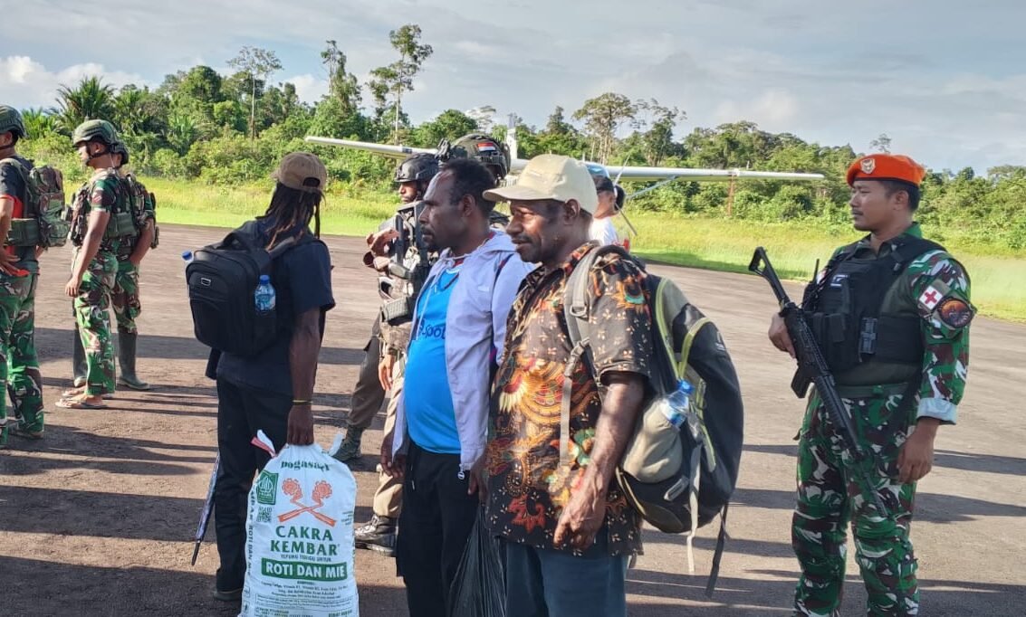 "Bandara Koroway Batu di Boven Digoel dibuka kembali secara bertahap dengan pengawalan ketat TNI-Polri pasca insiden penembakan pilot pesawat perintis."