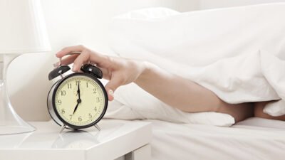 Ilutrasi - Bangun pagi bukan sekadar kebiasaan lama. Temukan alasan mengapa bangun pagi mampu melejitkan produktivitas dan menjaga kesehatan mental Anda secara alami. (Dok. Ist)