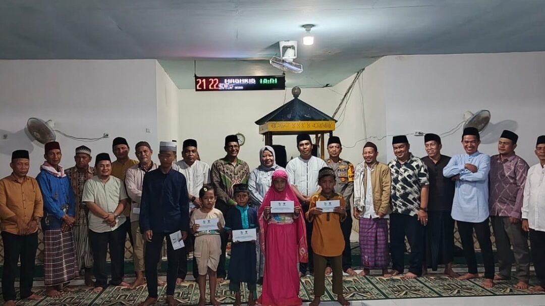 Penyerahan bantuan dari Pemkab Kayong Utara dan Bank Kalbar Cabang Sukadana kepada warga Desa Dusun Kecil dalam rangkaian Silaturahmi Ramadan di Masjid Nurul Yakin. (Dok. HO/Faktakalbar.id)