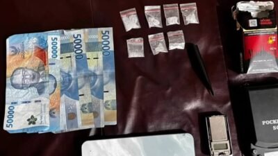 Barang bukti berupa 7 klip sabu, timbangan digital, dan ponsel milik pria berinisial U yang diamankan polisi dalam penggerebekan di sebuah kamar kos di Mempawah Hilir, Senin (16/2/2026).