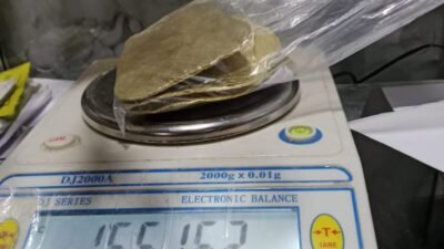 "Bareskrim Polri mengusut tuntas aliran dana Rp28 triliun terkait pencucian uang (TPPU) tambang emas ilegal (PETI) di Kalbar. Simak rincian penggeledahan di Surabaya dan Nganjuk."