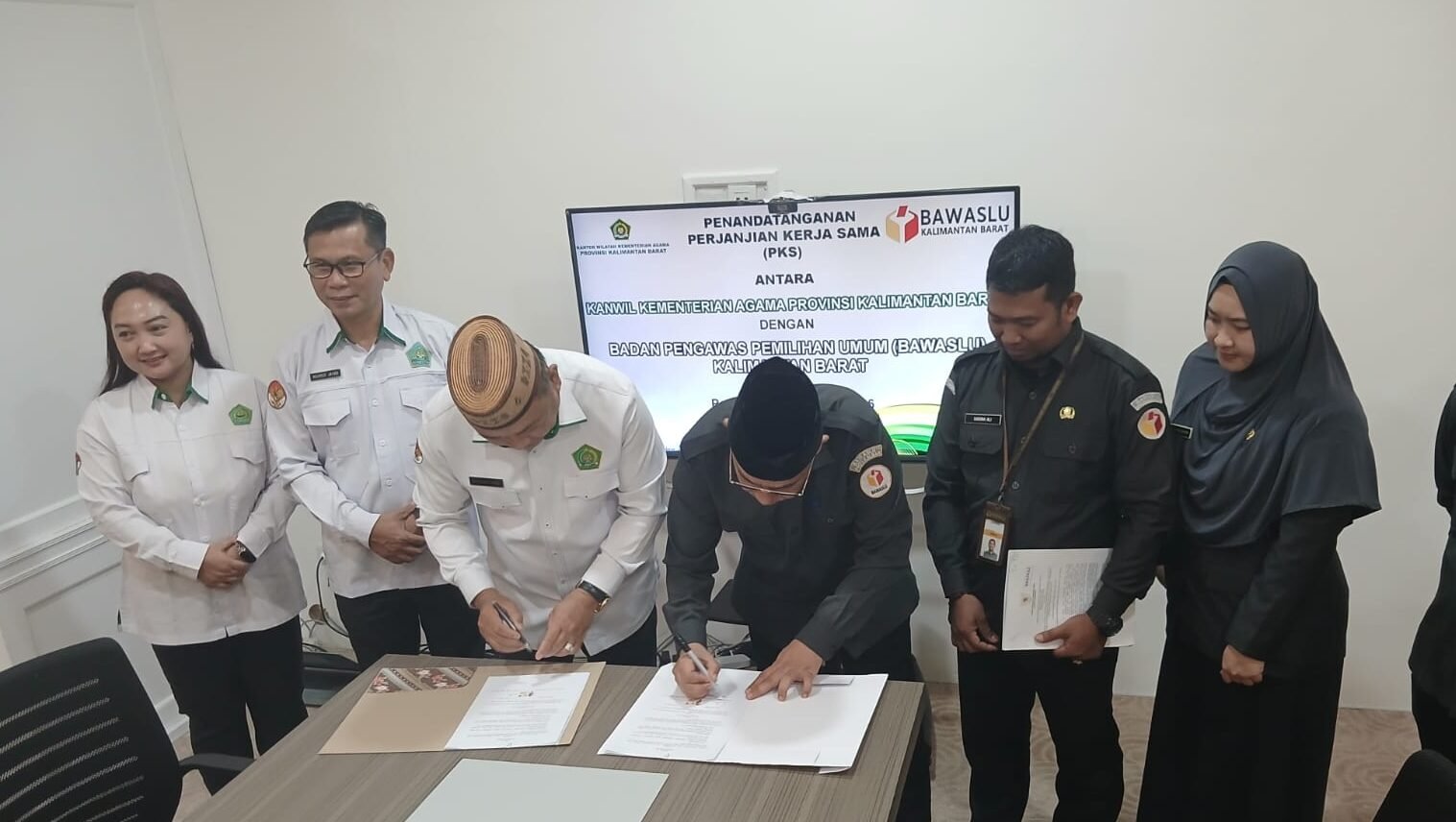 "Bawaslu Kalbar menjalin kerja sama dengan Kanwil Kemenag untuk memperluas edukasi pengawasan pemilu di madrasah dan memperkuat netralitas ASN."