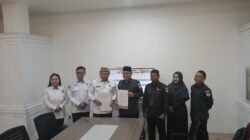 Ketua Bawaslu Kalbar Mursyid Hidayat dan Kakanwil Kemenag Kalbar Muhajirin Yanis menunjukkan dokumen MoU yang telah ditandatangani. (Dok. HO/Faktakalbar.id)