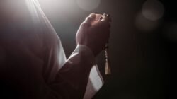 "Sering mendengar ucapan Ramadan Mubarak dan Ramadan Kareem saat bulan puasa? Simak perbedaan makna dan penggunaan kedua sapaan bahasa Arab tersebut."