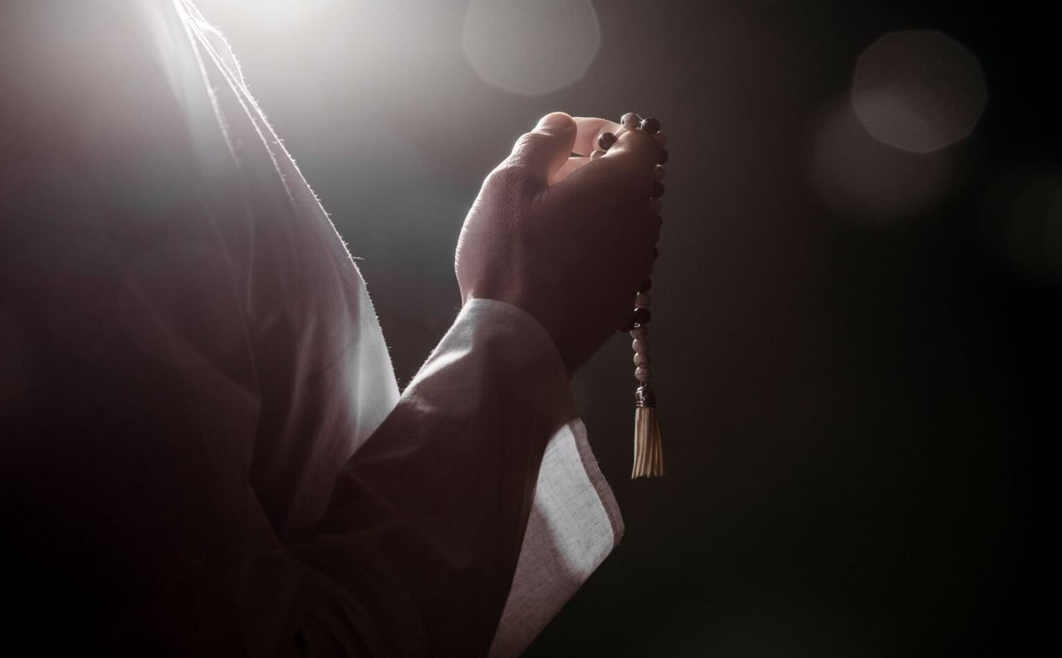 "Sering mendengar ucapan Ramadan Mubarak dan Ramadan Kareem saat bulan puasa? Simak perbedaan makna dan penggunaan kedua sapaan bahasa Arab tersebut."