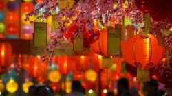 "Masih bingung apa bedanya Sa Cap Meh dan Cap Go Meh? Simak penjelasan lengkap mengenai tradisi malam ambang Imlek dan puncak festival lampion di sini."