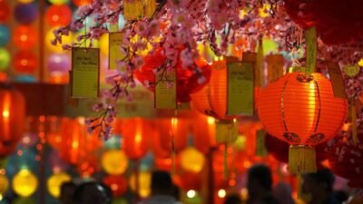 "Masih bingung apa bedanya Sa Cap Meh dan Cap Go Meh? Simak penjelasan lengkap mengenai tradisi malam ambang Imlek dan puncak festival lampion di sini."